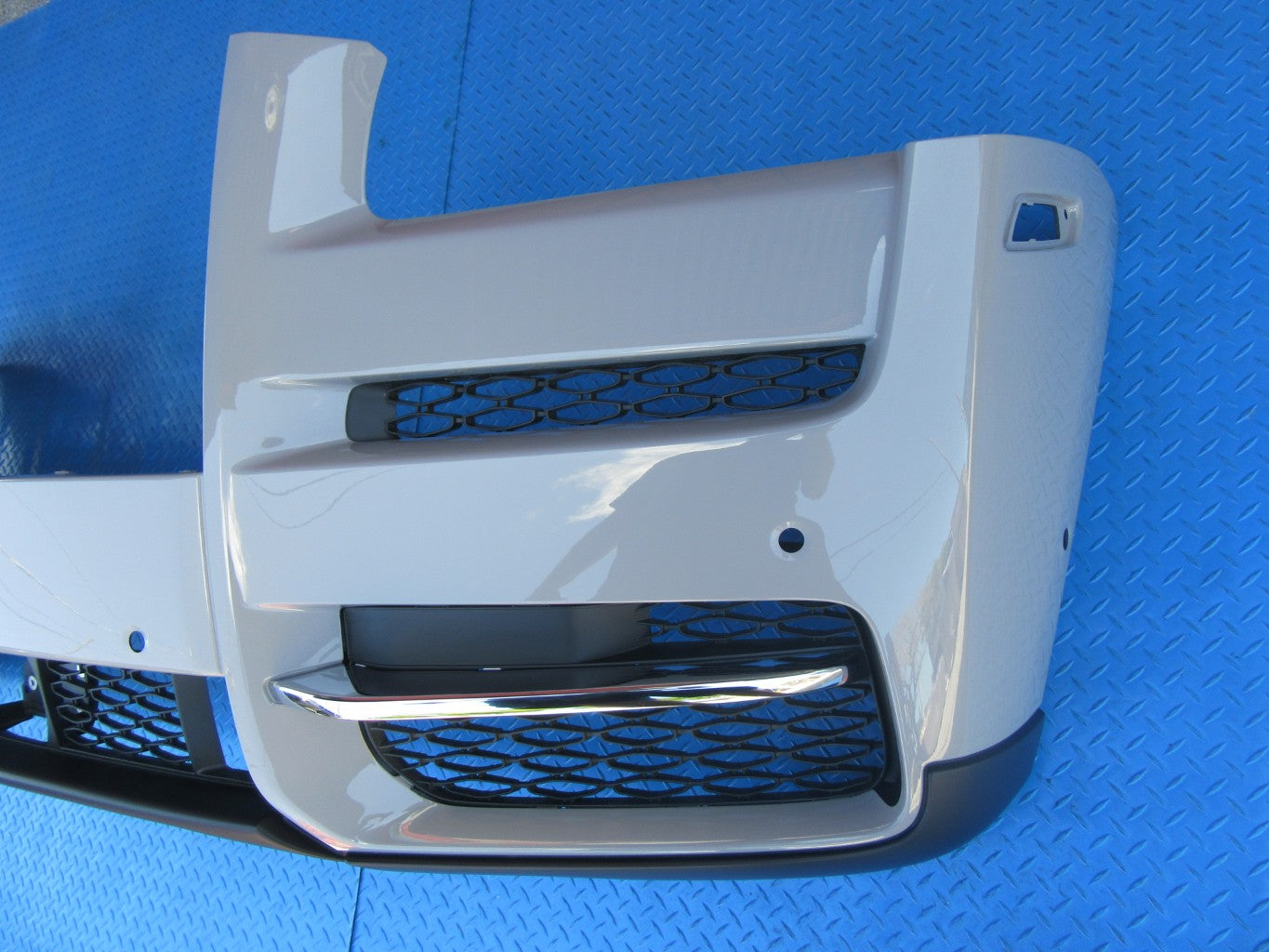 Rolls Royce Cullinan front bumper cover with grilles #2586