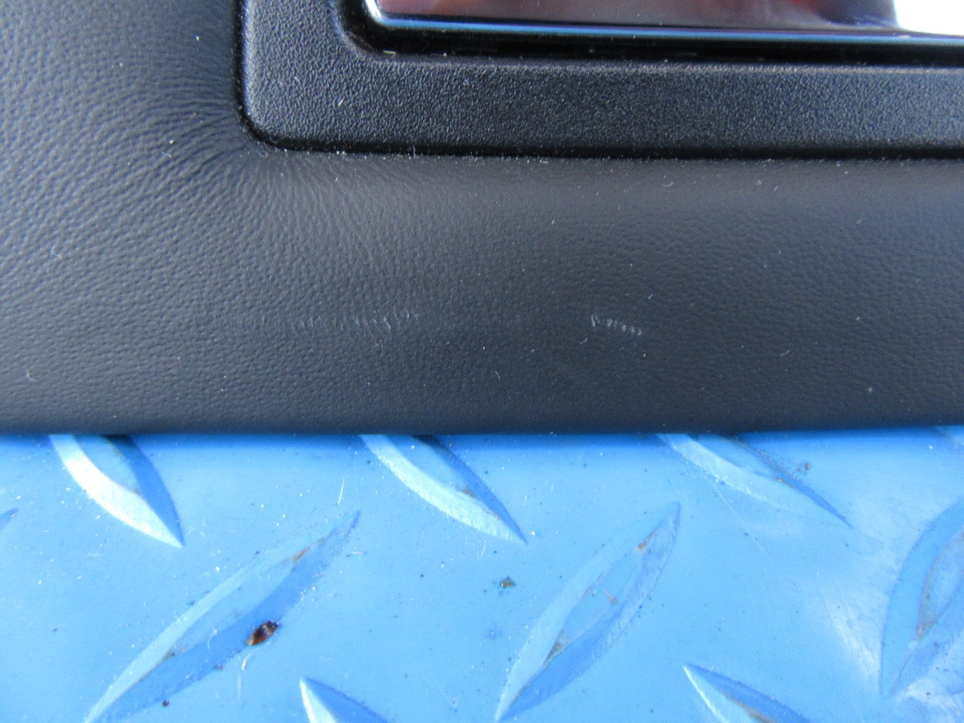 Maserati Quattroporte dashboard side compartment black #0653