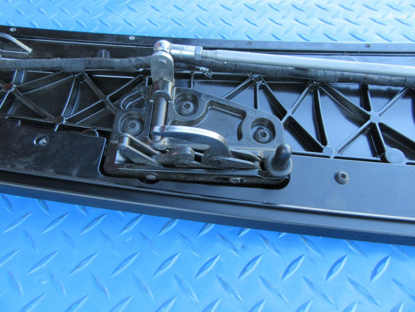 Bentley Continental GTC convertible top latch actuator motor assembly panel #0535