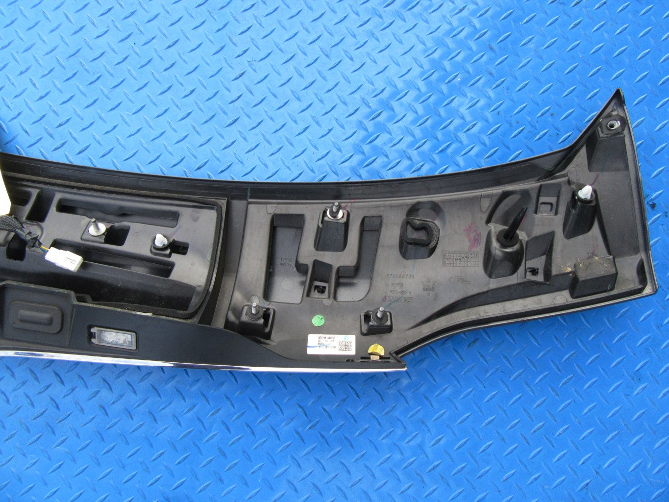 Maserati Levante trunk spoiler open trim panel #0335