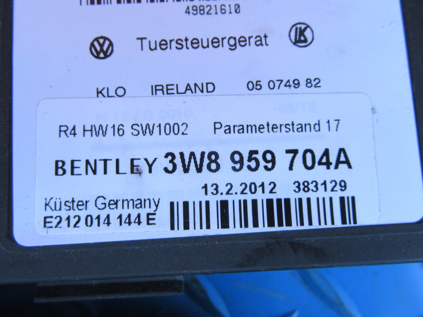 Bentley Continental GT right rear quarter glass motor #0857