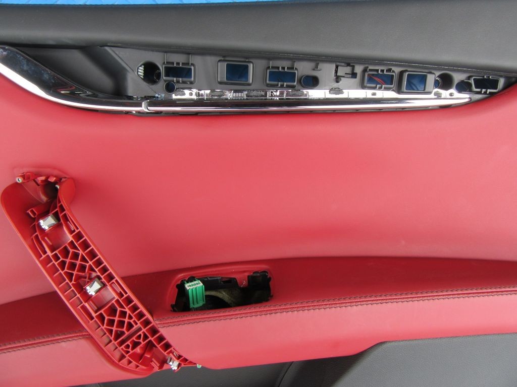 Maserati Quattroporte front right door panel red black #8676