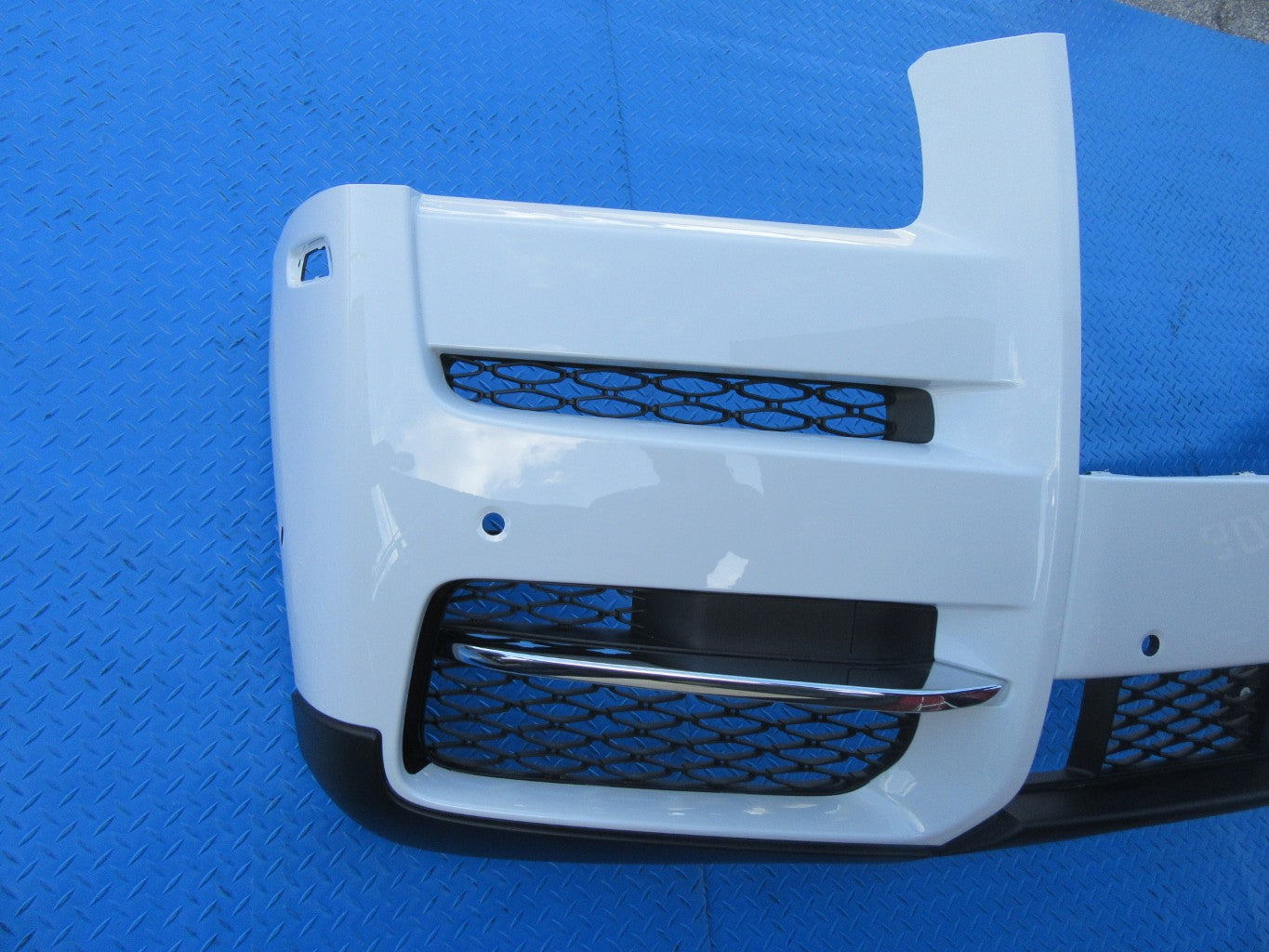 Rolls Royce Cullinan front bumper cover with grilles #2566