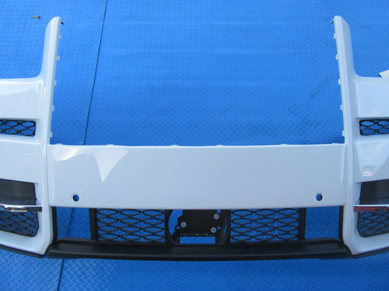 Rolls Royce Cullinan front bumper cover with grilles #2566