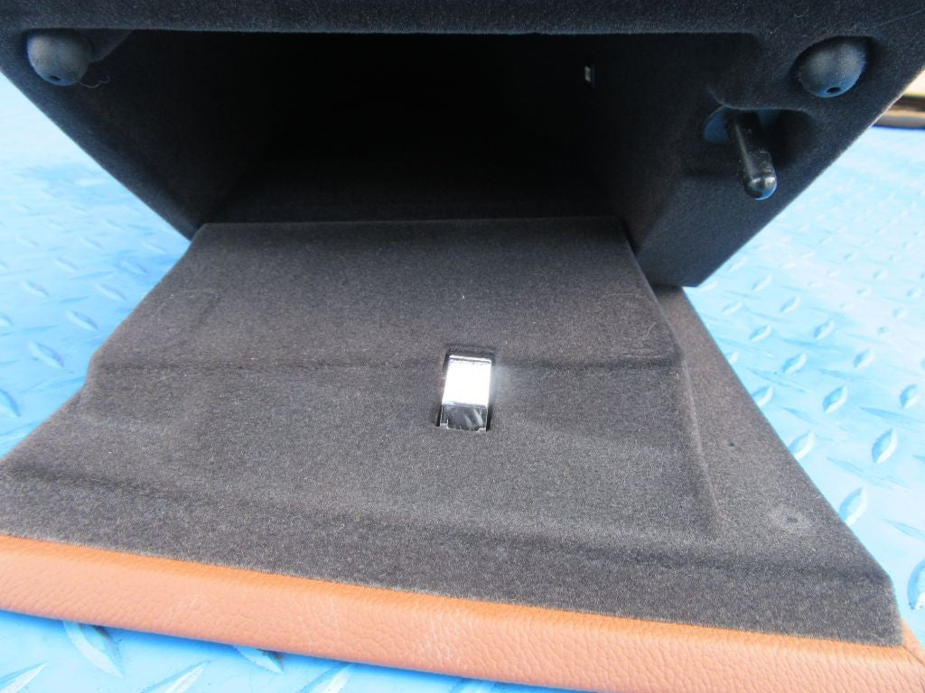 Maserati Quattroporte dashboard compartment #8890