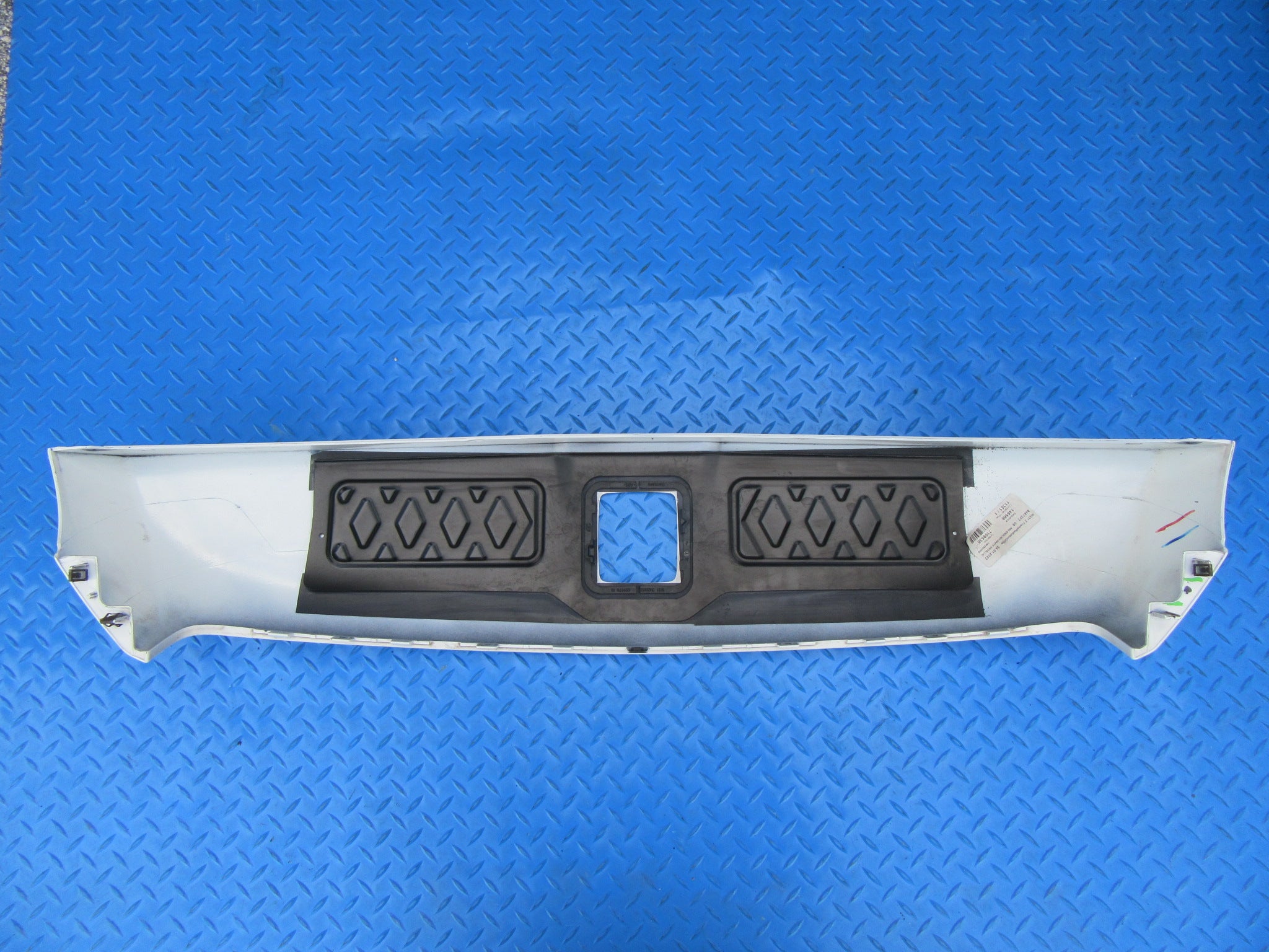 Rolls Royce Cullinan radiator grille surround trim #2250