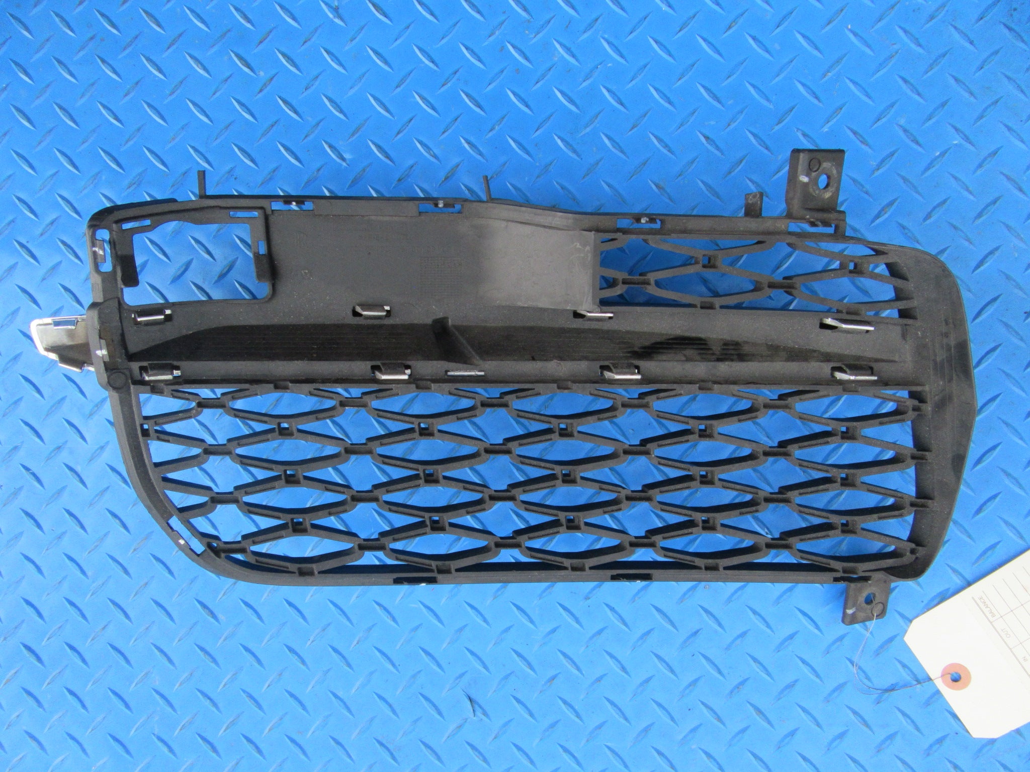 Rolls Royce Cullinan right front bumper grille #2197