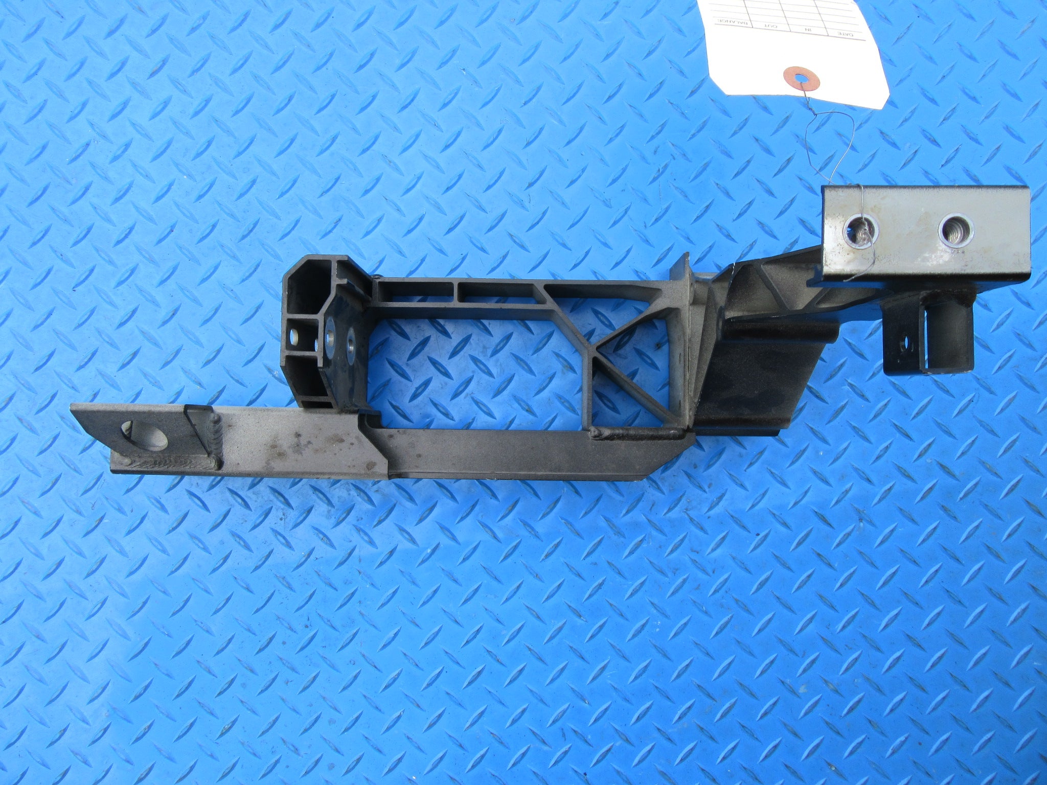 Rolls Royce Cullinan left front frame support bracket #2205