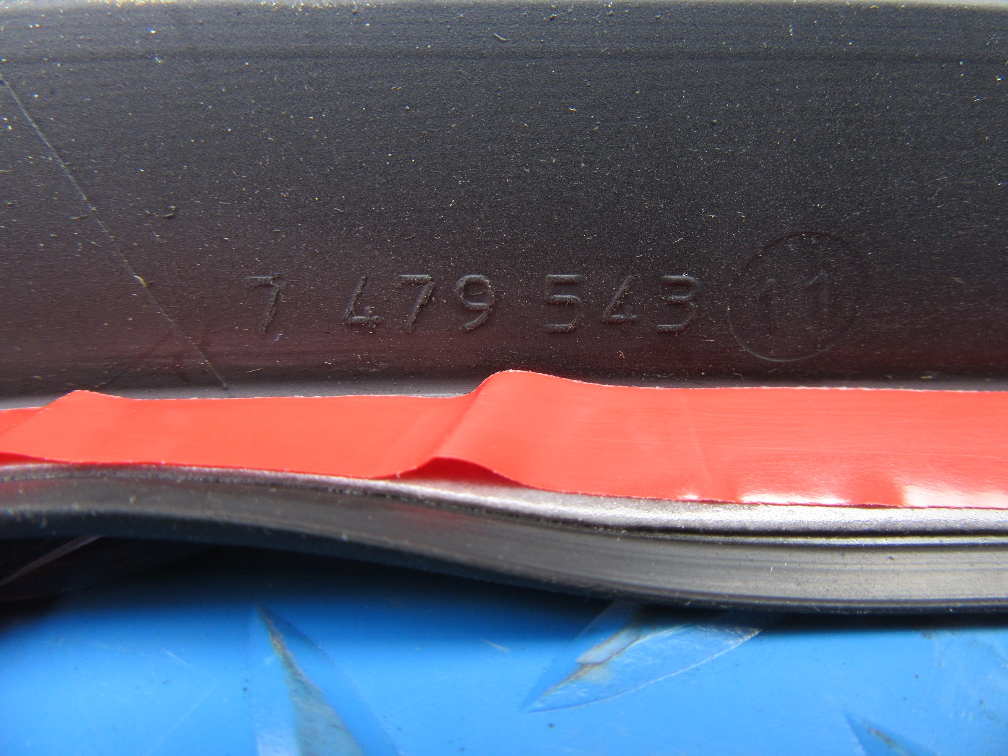 Rolls Royce Cullinan left rear quarter glass seal #2127