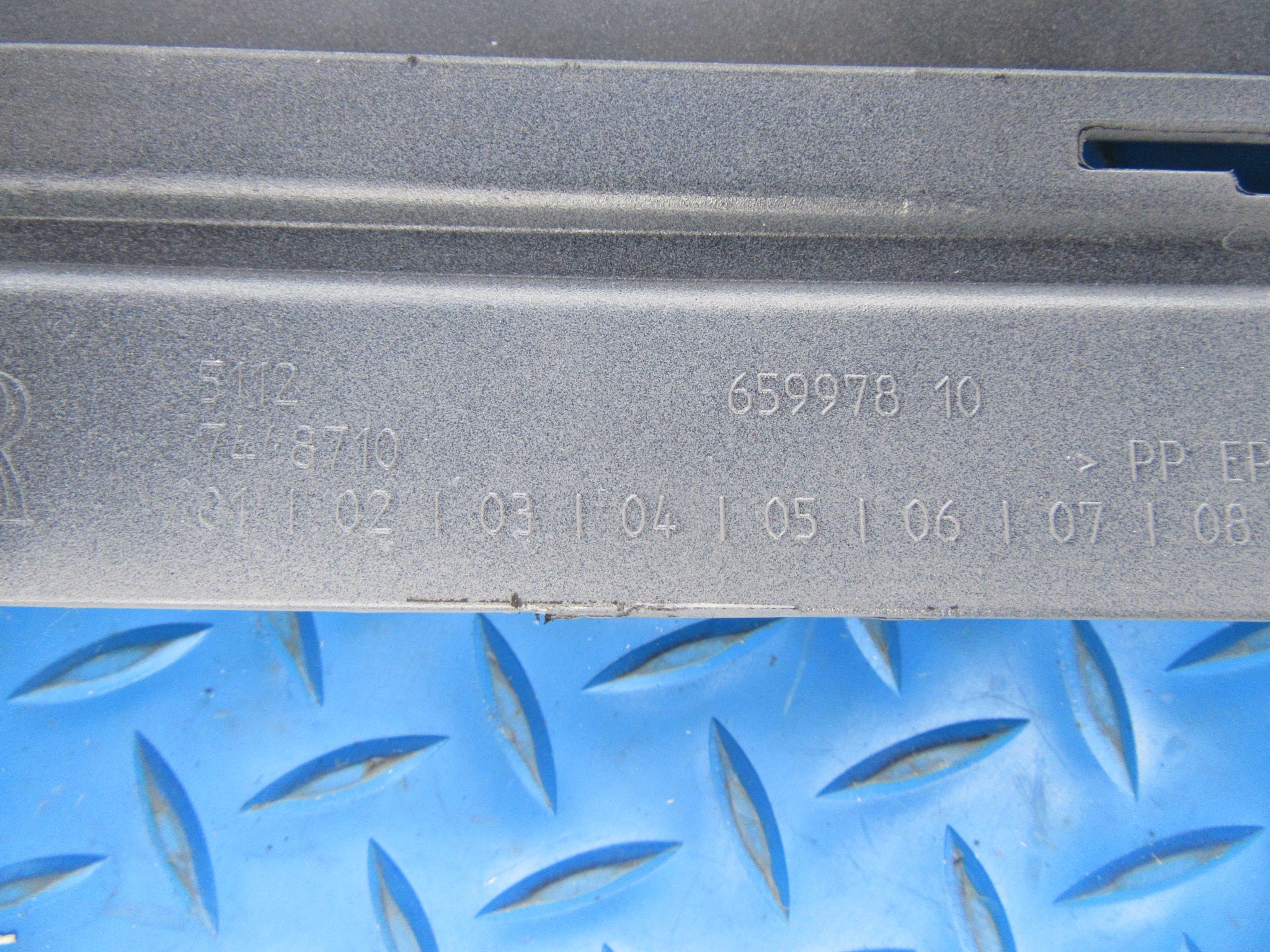 Rolls Royce Cullinan right rear bumper end trim panel #2116