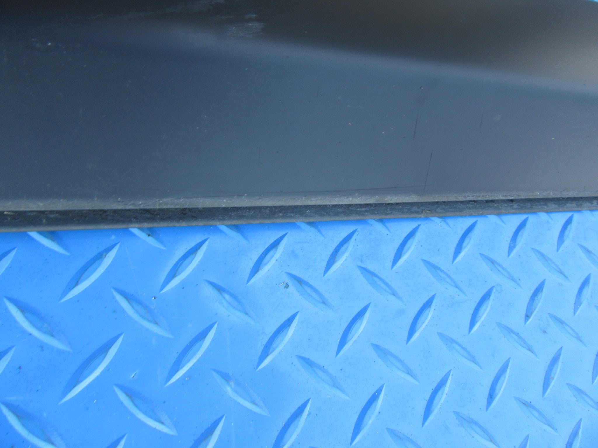 Rolls Royce Cullinan right front lower door rub strip #2073 $250