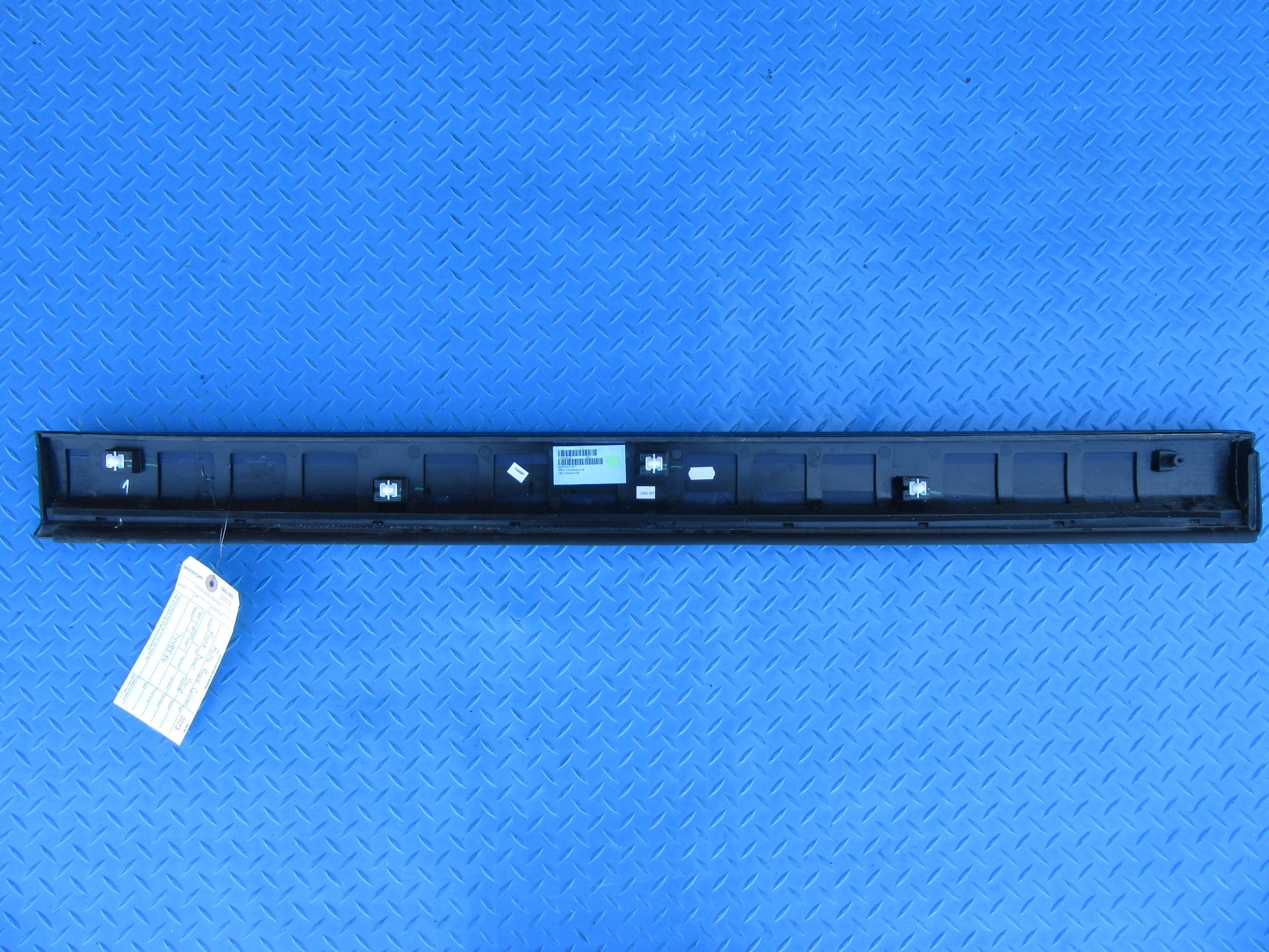 Rolls Royce Cullinan right front lower door rub strip #2073 $250