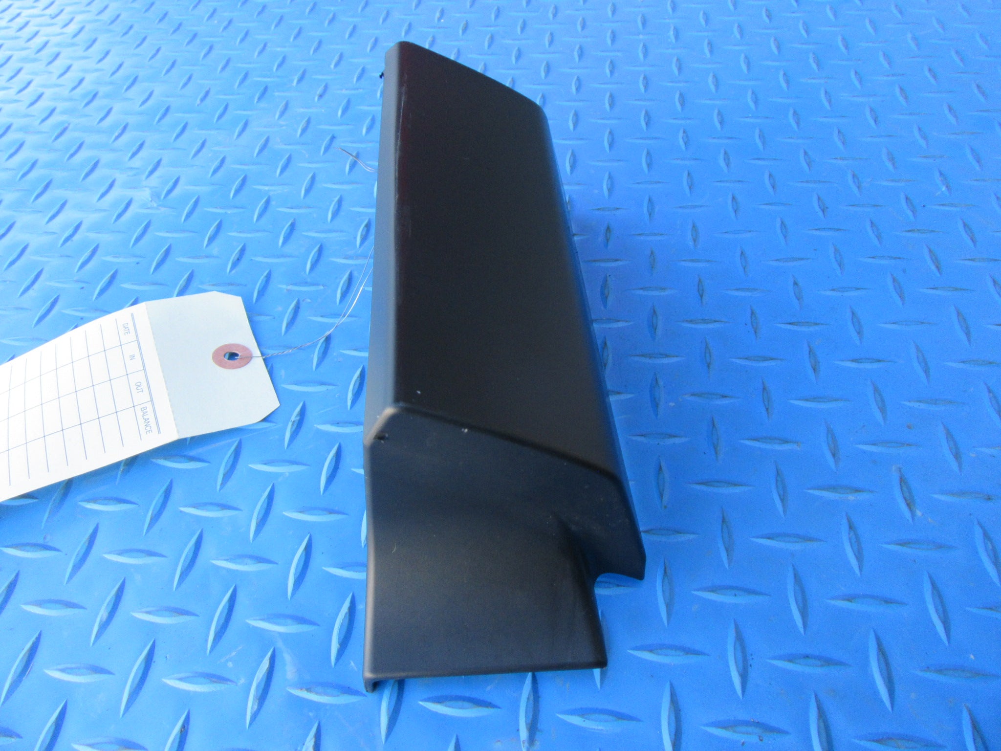 Rolls Royce Cullinan right front rocker panel trim cap cover lug #2105