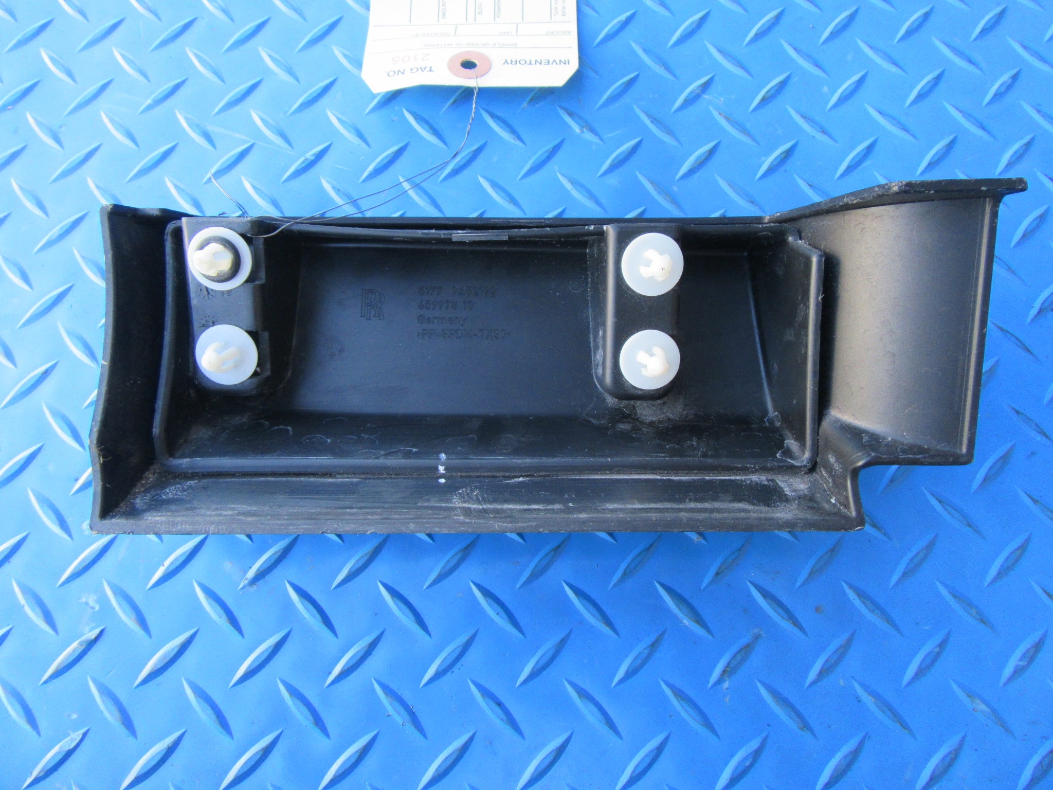 Rolls Royce Cullinan right front rocker panel trim cap cover lug #2105