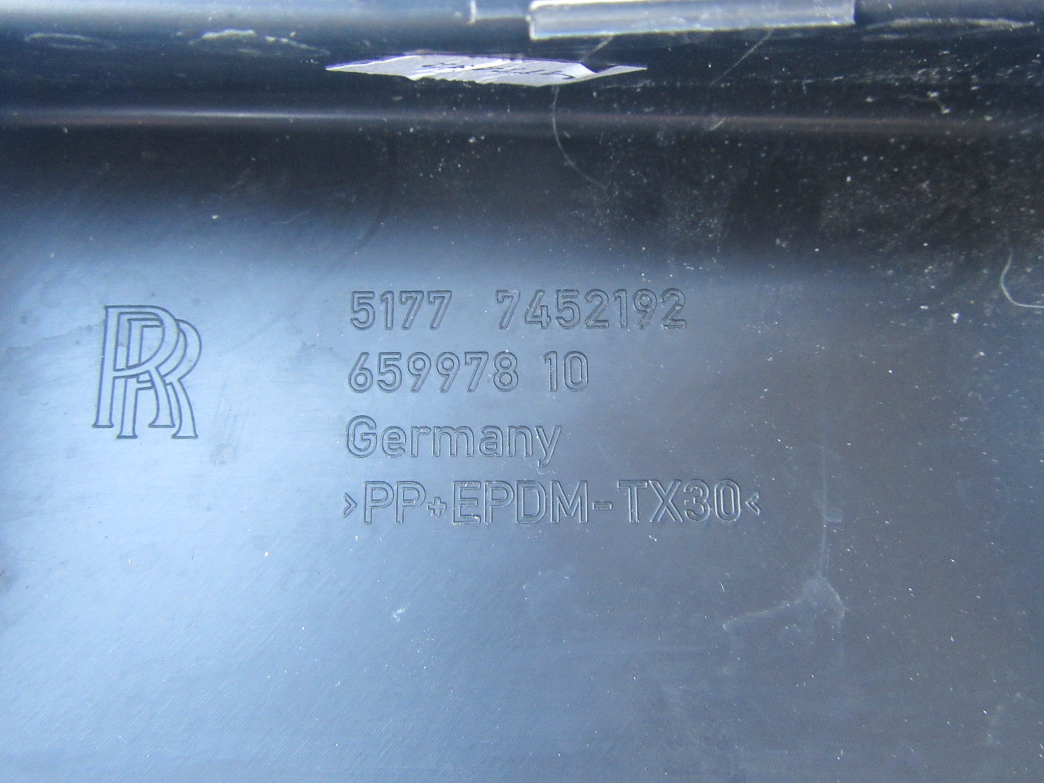 Rolls Royce Cullinan right front rocker panel trim cap cover lug #2105