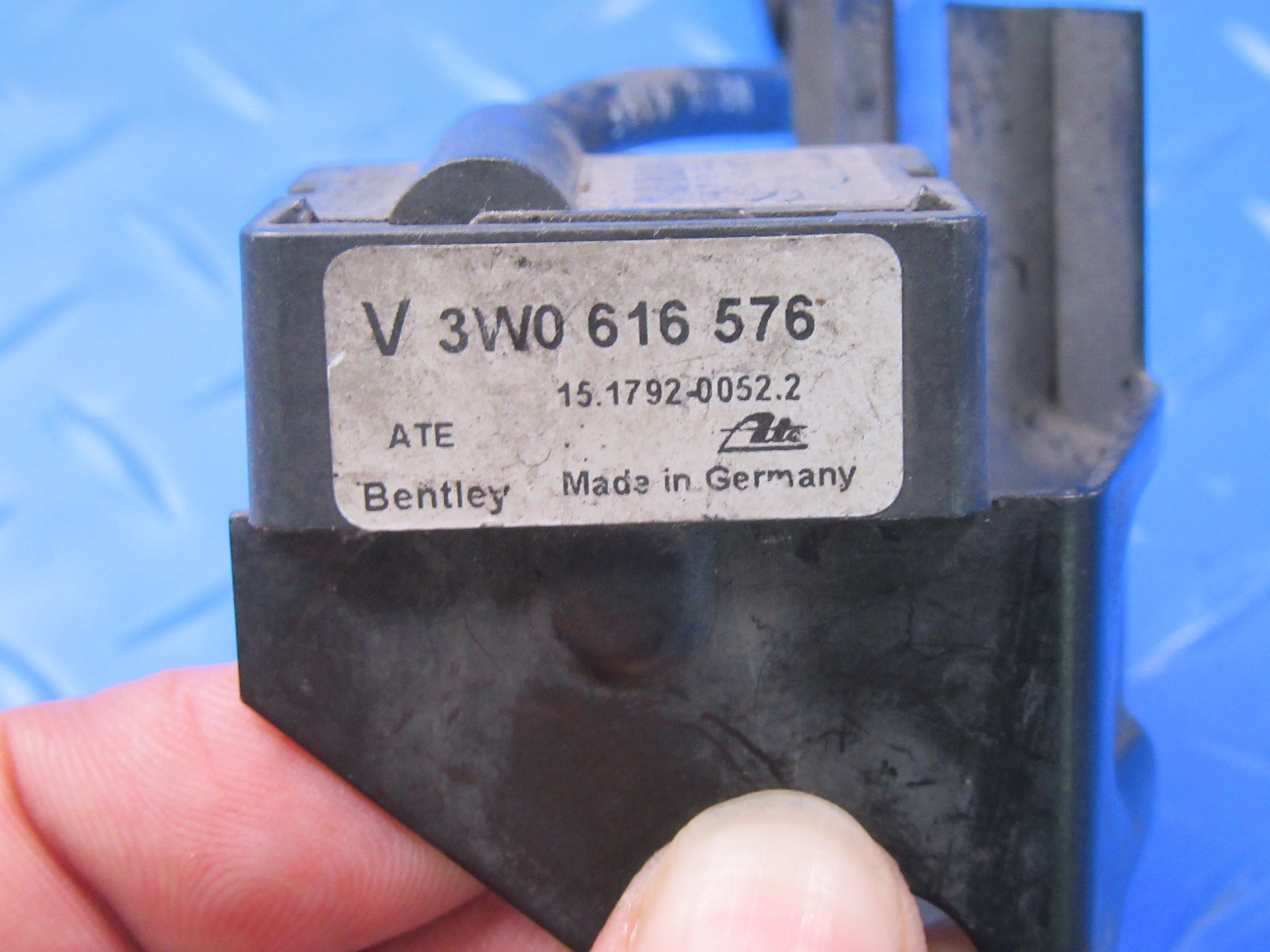 Bentley Continental Flying Spur GT GTC right front acceleration sensor #2059