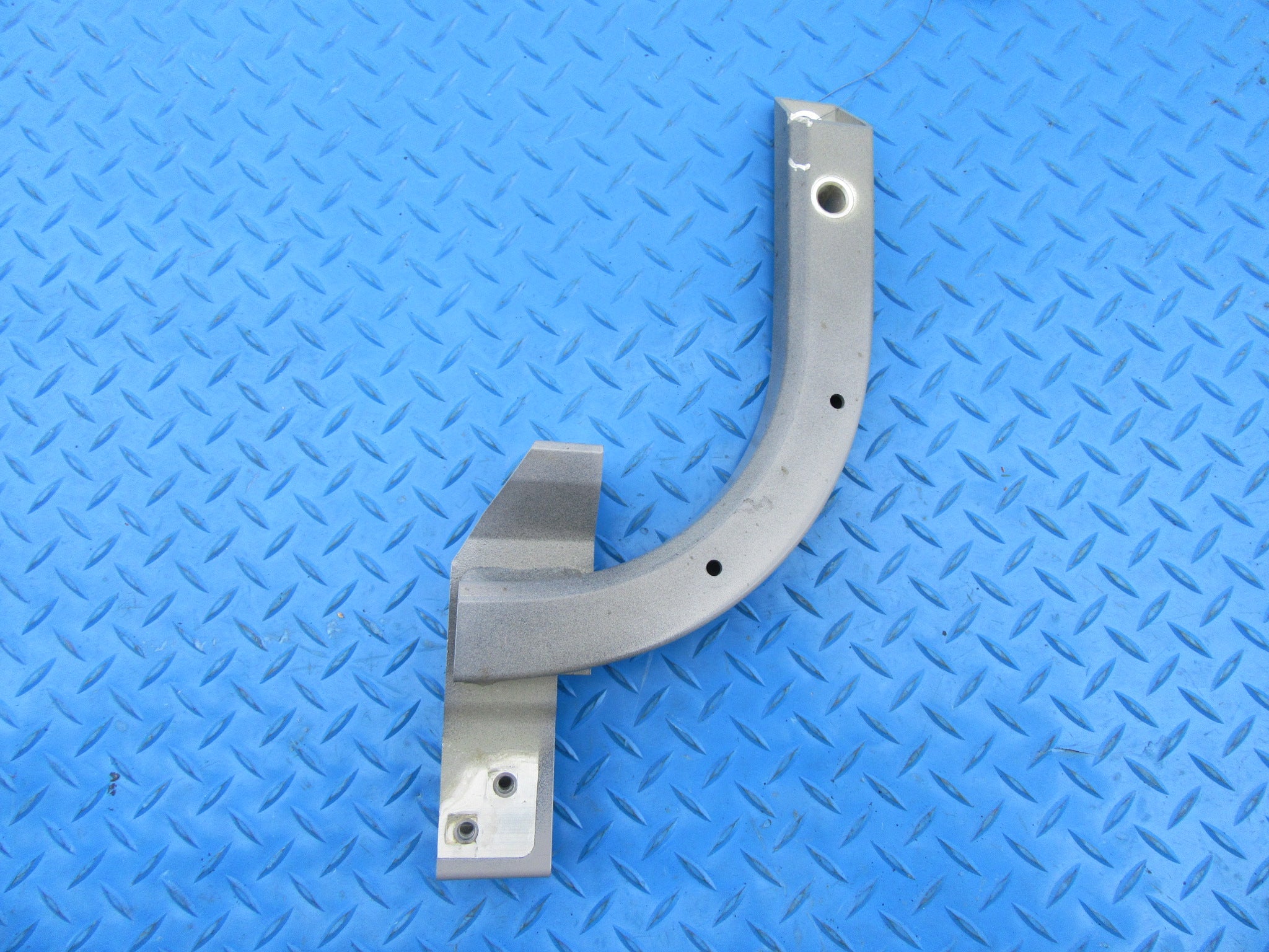 Rolls Royce Cullinan right front side panel supporting strut bracket #2007