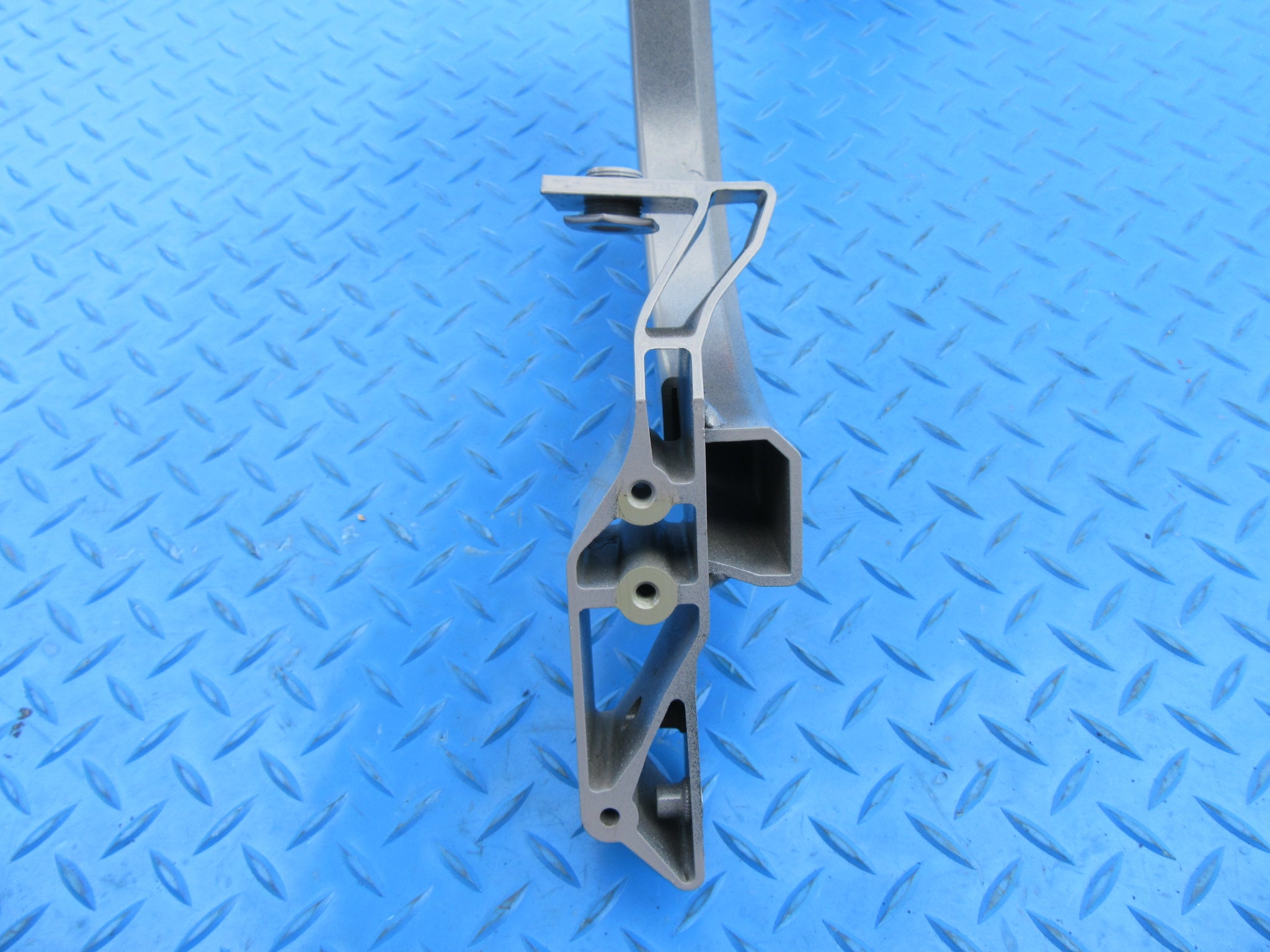 Rolls Royce Cullinan right front side panel supporting strut bracket #2007