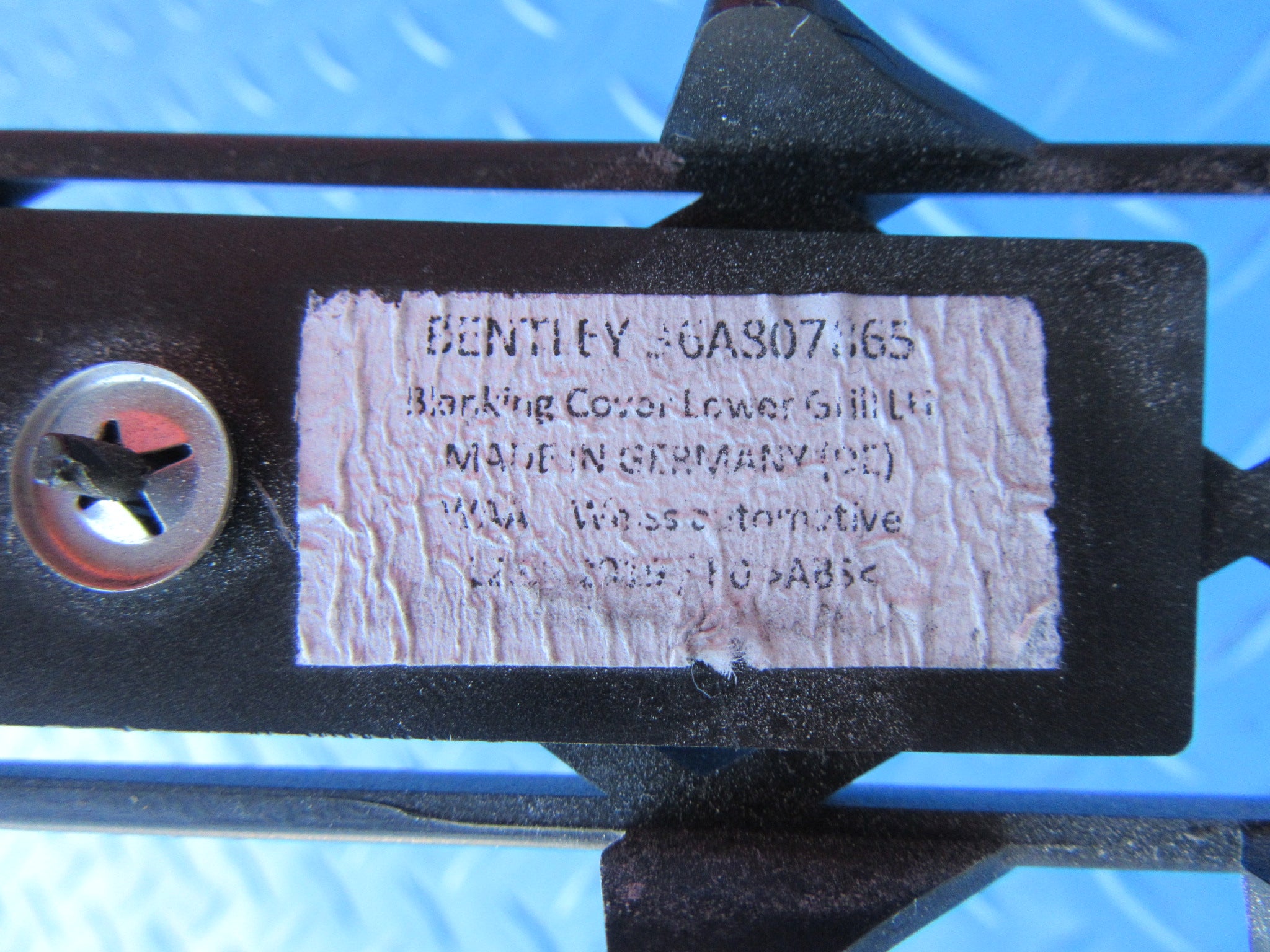 Bentley Bentayga left front bumper black grille #2085