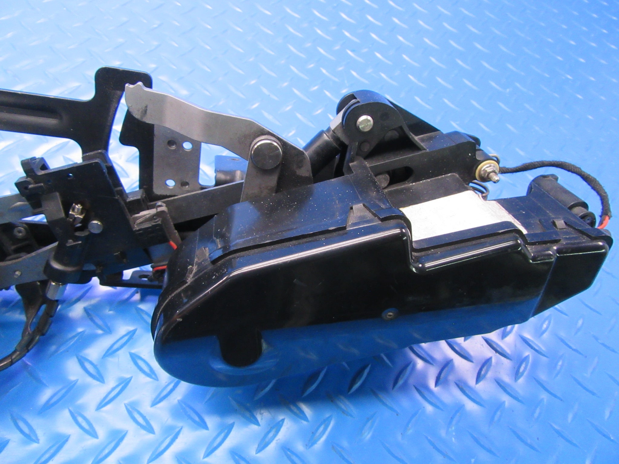 Rolls Royce Cullinan left rear bumper end panel #0065