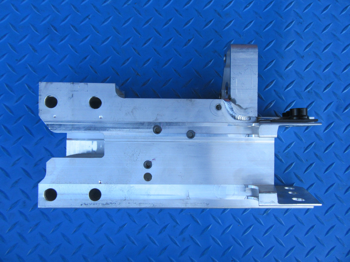 Rolls Royce Cullinan right crash box bracket #0086