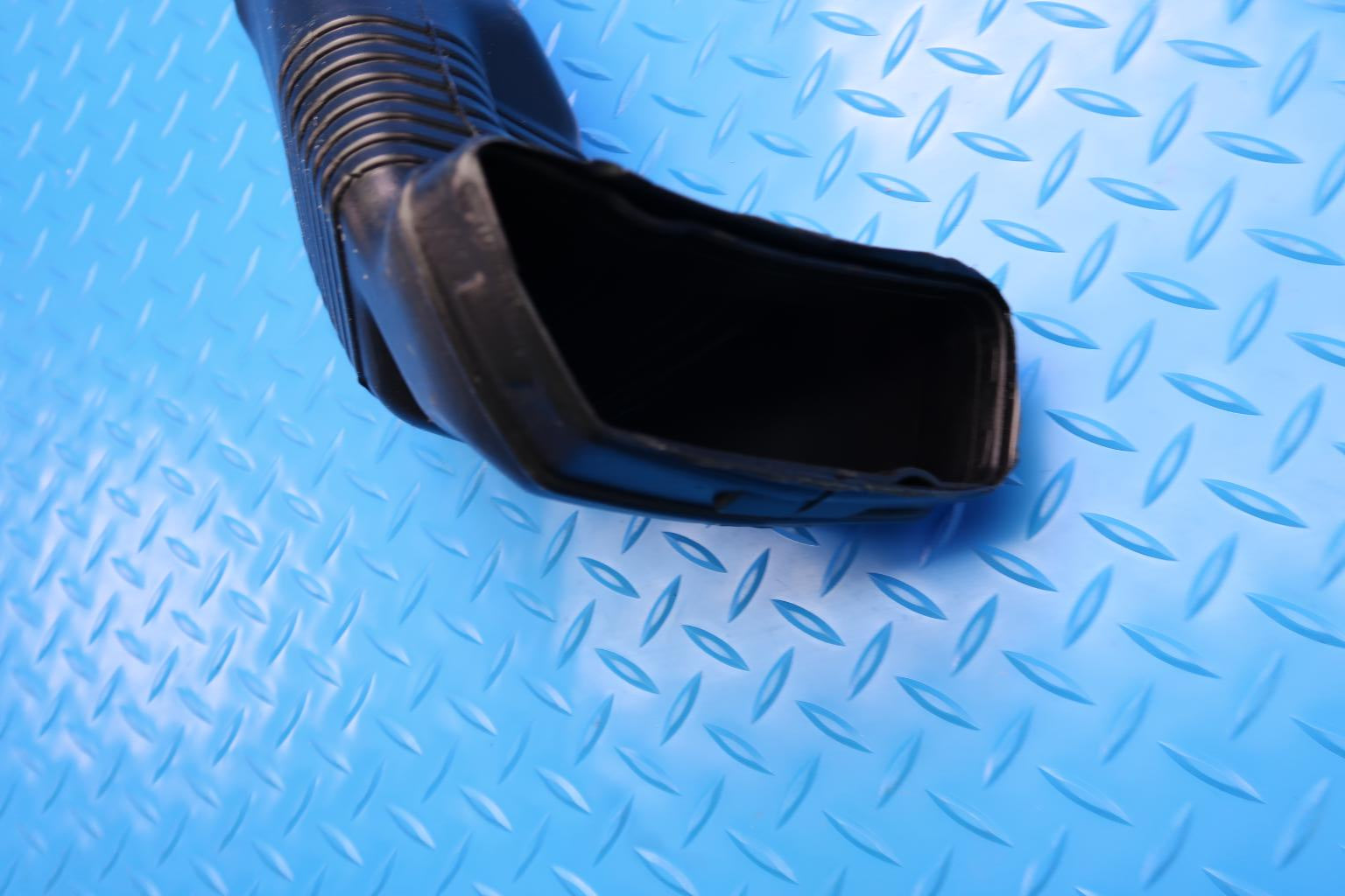 Bentley Gt Gtc Flying Spur V8 left intake air duct #12702