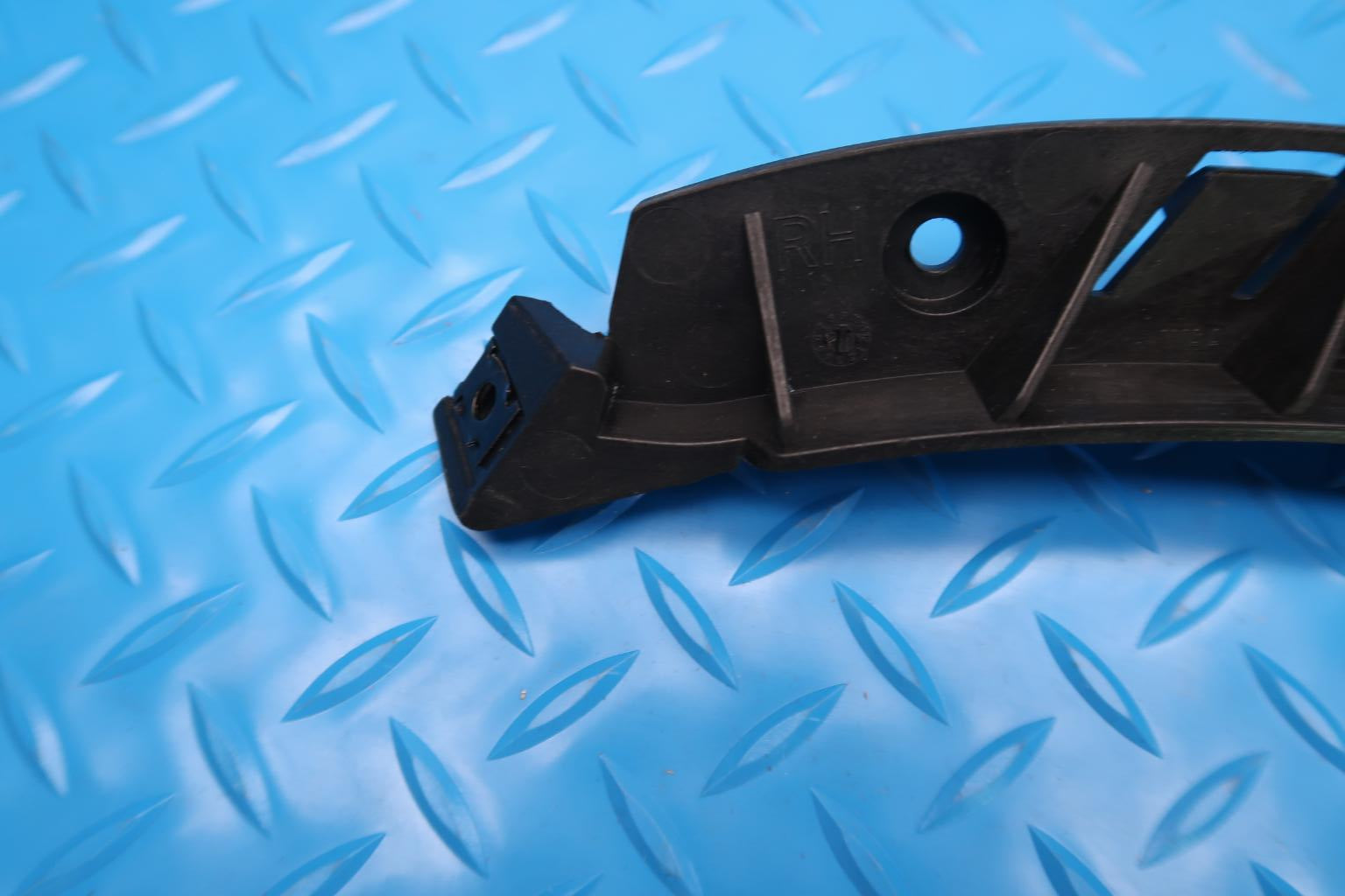 Bentley Bentayga front bumper right guide bracket #13061