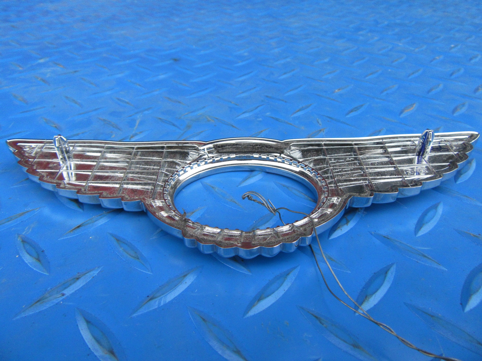 Bentley Flying Spur trunk emblem wings #2358