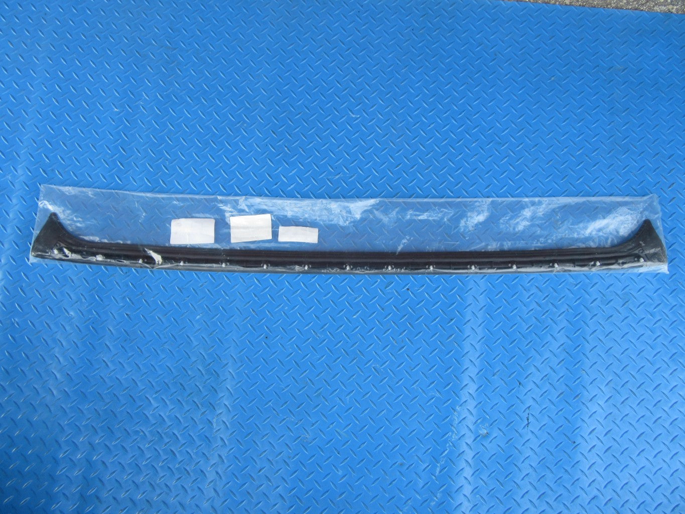 Bentley Bentayga upper trunk weatherstrip gasket #0666