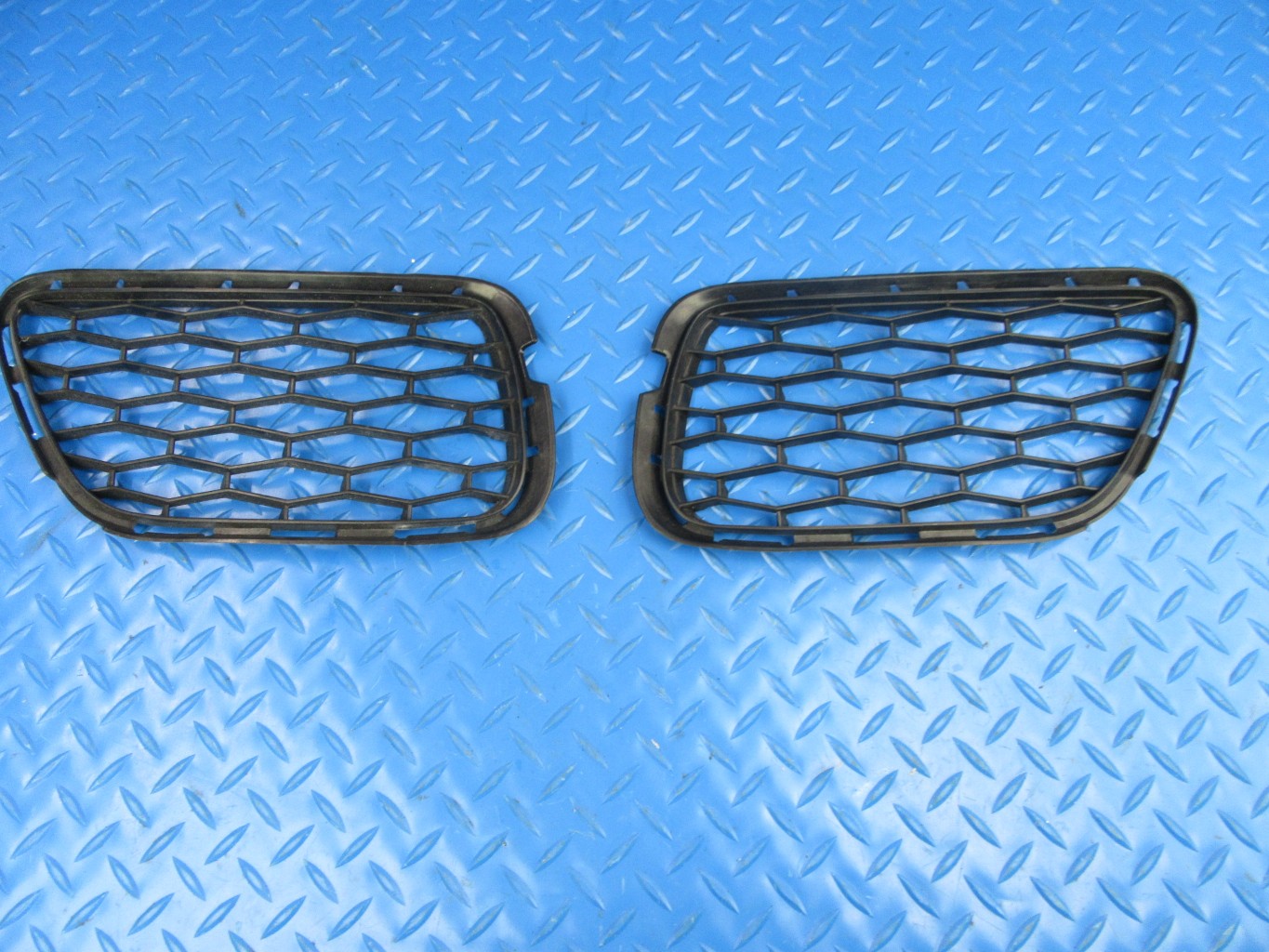 Maserati Quattroporte front bumper grille #9103