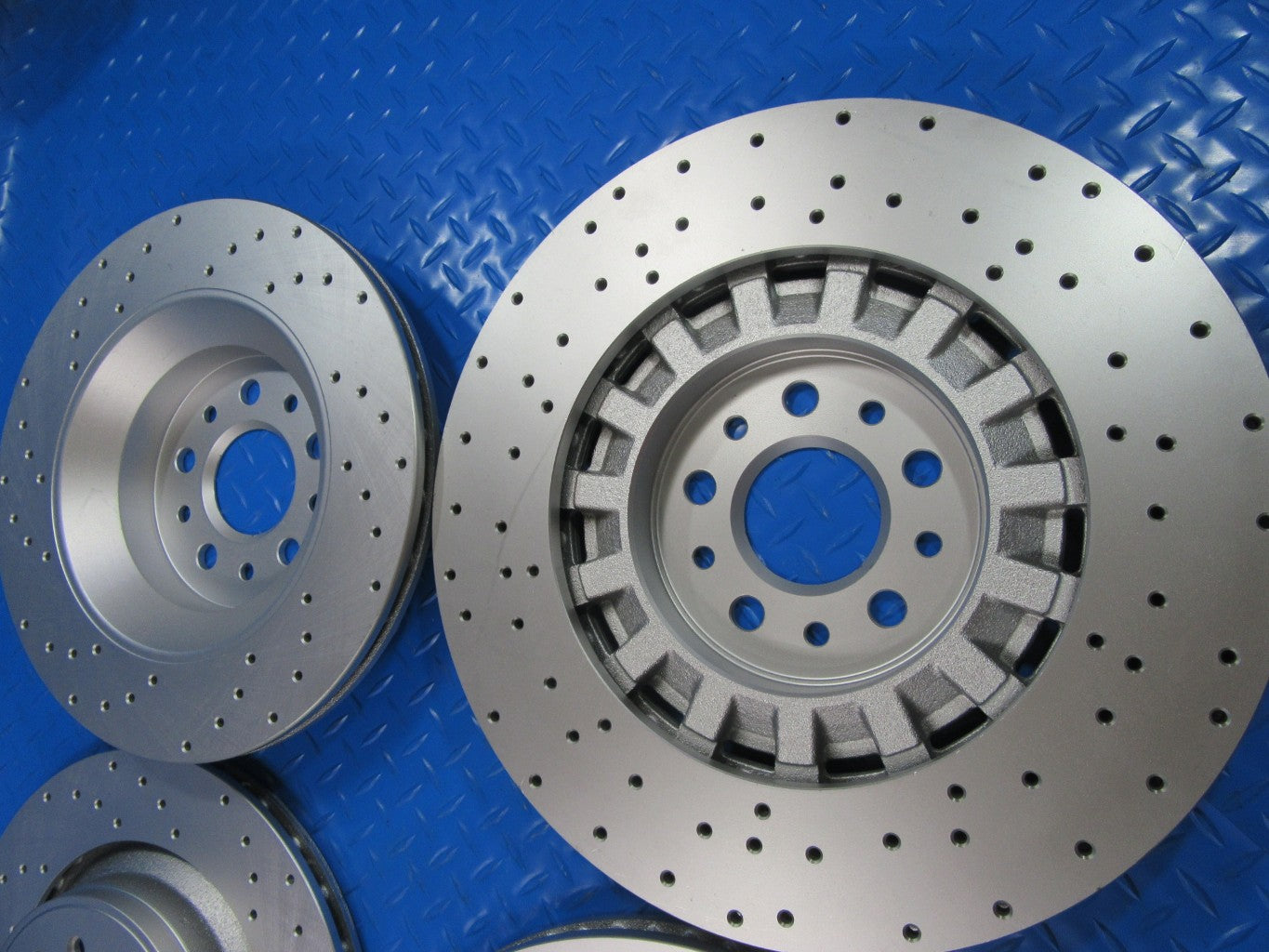 Maserati Levante S front rear brake pads and rotors drilled TopEuro #7355 Wholesale