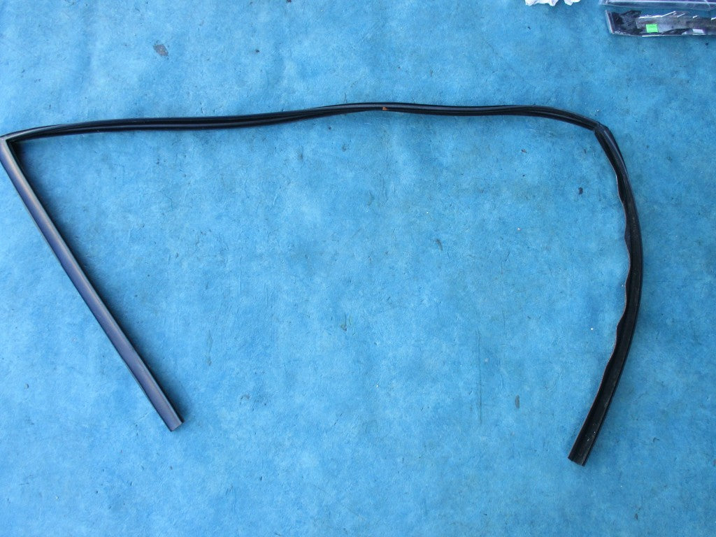 Rolls Royce Phantom left front door window guide rubber joint gasket #3832